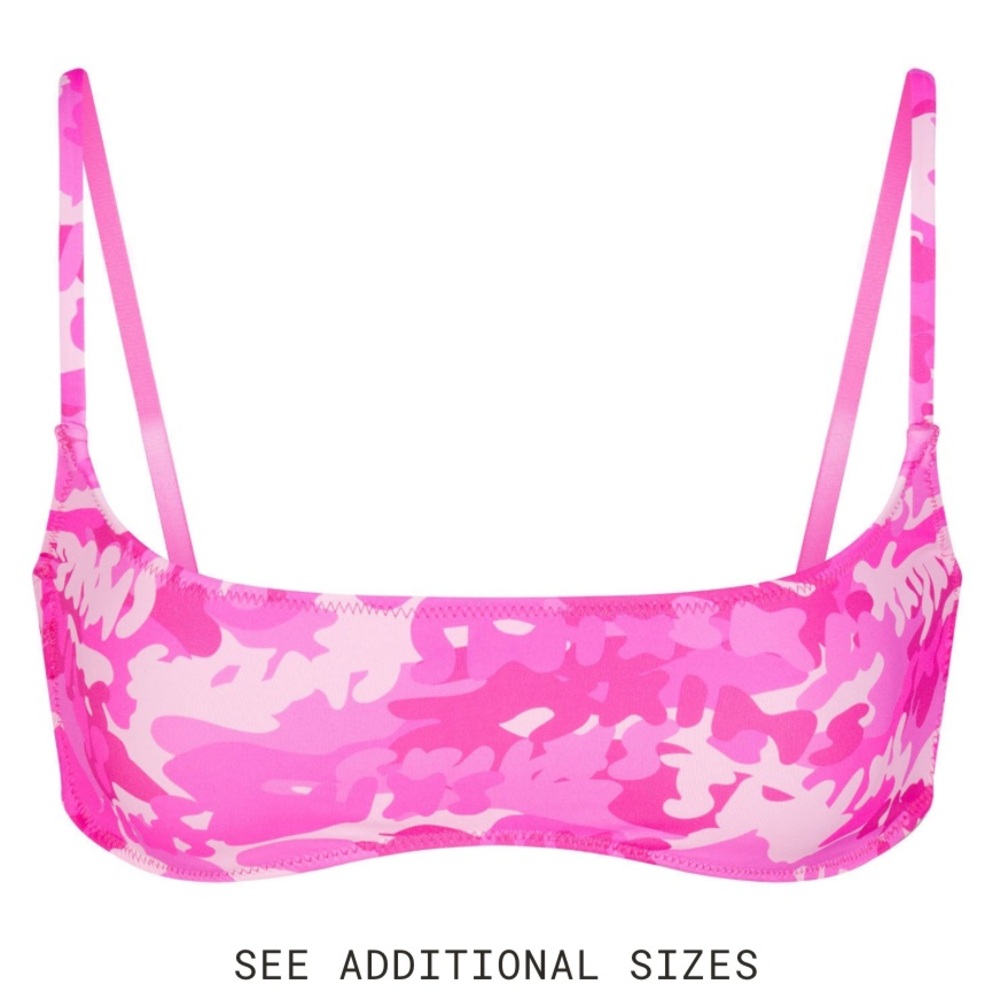 SKIMS SIGNATURE SWIM MICRO SCOOP BIKINI TOP PINK SKIMS CAMO / S